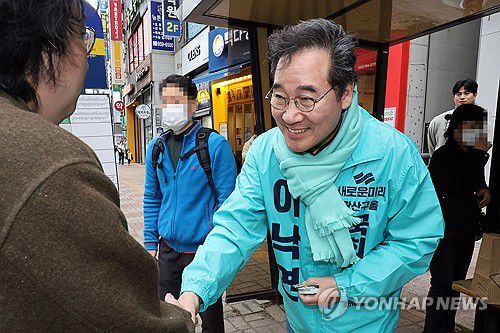 인사하는 이낙연(광주=연합뉴스) 정회성 기자 = 제22대 총선 광주 광산을 선거구에 출마하는 새로운미래 이낙연 후보가 22일 오후 광주 광산구 수완동 거리에서 시민과 인사하고 있다. 2024.3.22 hs@yna.co.kr