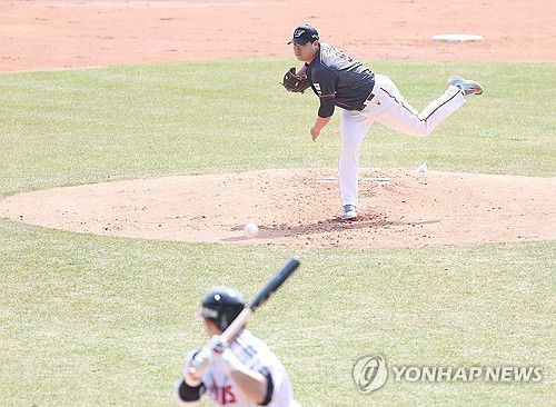 한화 류현진, 12년 만에 KBO 개막전 선발(서울=연합뉴스) 이지은 기자 = 23일 오후 서울 잠실야구장에서 열린 한국프로야구 KBO리그 정규시즌 개막전 한화의 LG의 경기. 1회말 한화 선발투수 류현진이 역투하고 있다. 류현진이 KBO리그 개막전에 선발 등판하는 건 미국프로야구 메이저리그(MLB) 진출 직전인 2012년 이후 12년 만이다. 2024.3.23 jieunlee@yna.co.kr