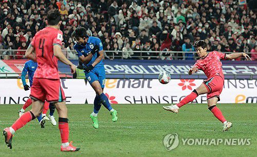 이명재 슛(서울=연합뉴스) 김인철 기자 = 21일 서울월드컵경기장에서 열린 2026 북중미 월드컵 아시아 지역 2차 예선 C조 3차전 한국과 태국의 경기. 후반 대한민국 이명재가 슛하고 있다. 2024.3.21 yatoya@yna.co.kr