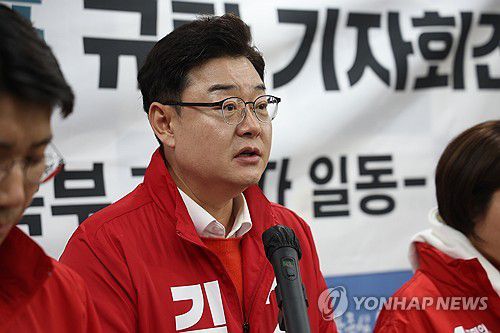 기자회견 연 경기북부 국민의힘 후보들(의정부=연합뉴스) 임병식 기자 = 25일 오전 경기도 의정부시 경기도청 북부청사 별관에서 국민의힘 김성원 의원이 제22대 국회의원선거 경기북부지역 국민의힘 후보들과 공동 기자회견을 열고 더불어민주당 이재명 대표의 경기북부 분도에 대한 발언을 규탄하고 있다.     지난 23일 경기북부지역을 방문한 이 대표는 현장 기자회견에서 "경기도 인구가 1천400만명을 넘어서고 있어서 언젠가는 분도를 해야 한다"면서도 "그러나 경기북부의 재정에 대한 대책 없이 분도를 시행하면 강원서도(江原西道)로 전락할 가능성이 매우 높다"고 말했다. 2024.3.25 andphotodo@yna.co.kr