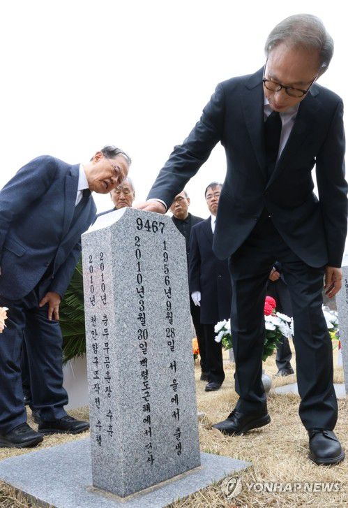 한주호 준위 묘비 살펴보는 MB(대전=연합뉴스) 이주형 기자 = 이명박 전 대통령이 25일 대전 유성구 국립대전현충원 고 한주호 준위의 묘소를 참배한 뒤 묘비를 살펴보고 있다. 2024.3.25 coolee@yna.co.kr