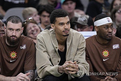 벤치에서 경기를 지켜보는 웸반야마[AP=연합뉴스]