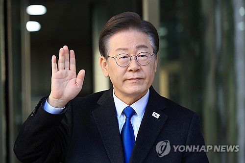 지지자 향해 손 흔드는 이재명 대표(서울=연합뉴스) 신현우 기자 = 지난 대선 과정에서 허위 발언을 한 혐의로 기소된 더불어민주당 이재명 대표가 8일 오전 서초구 서울중앙지방법원에서 열린 공직선거법 위반 1심 속행 공판에 출석하기에 앞서 입장을 밝히기 위해 지지자를 향해 손을 흔들며 조용히 해줄 것을 요청하고 있다. 2024.3.8 nowwego@yna.co.kr