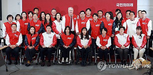 국민의미래 파이팅(서울=연합뉴스) 한종찬 기자 = 국민의미래 인요한 선거대책위원장이 26일 서울 여의도 당사에서 열린 선거대책위원회의에서 참석자들과 기념촬영을 하고 있다. 2024.3.26 saba@yna.co.kr