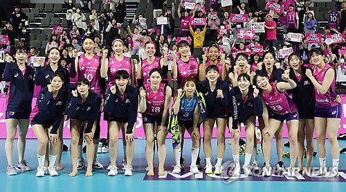 챔피언결정전 진출한 흥국생명(인천=연합뉴스) 임순석 기자 = 26일 인천 삼산월드체육관에서 열린 프로배구 여자부 플레이오프 3차전 흥국생명과 정관장의 경기에서 세트스코어 3-0으로 승리해 챔피언결정전에 진출한 흥국생명 선수들이 기념촬영을 하고 있다. 2024.3.26 soonseok02@yna.co.kr