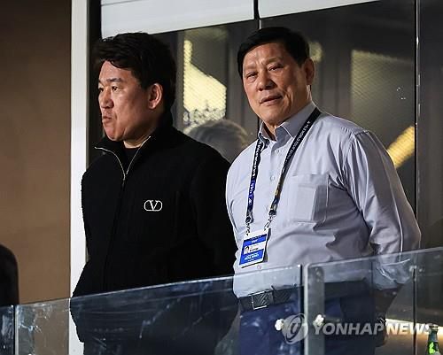 고척돔에서 관전 중인 허구연 총재[연합뉴스 자료사진]