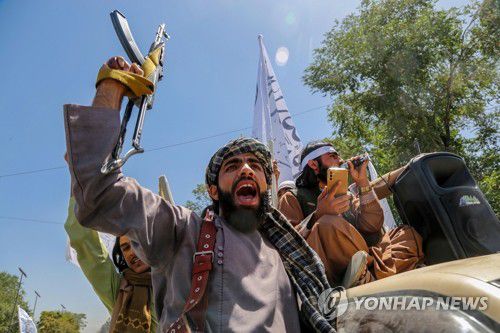 아프간 장악 2주년 기념하는 탈레반(카불 EPA=연합뉴스) 15일(현지시간) 아프가니스탄 카불에서 이슬람 무장조직 탈레반의 조직원들이 수도 카불 장악 2주년을 기념하고 있다. 2년 전 이날 카불을 장악한 탈레반 정권은 여성 인권 탄압 등의 문제로 국제사회의 인정을 받지 못하고 있다. 2023.08.16 danh2023@yna.co.kr