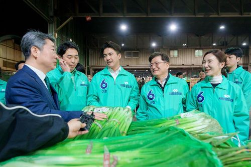 새로운미래, 공식 선거운동 시작 (서울=연합뉴스) 새로운미래 오영환(왼쪽에서 세번째) 총괄 상임선대위원장이 4·10 총선 공식 선거운동기간이 시작된 28일 0시 서울 송파구 가락시장을 찾아 농산물 물가 관련 설명을 듣고 있다. [새로운미래 제공, 재판매 및 DB 금지]