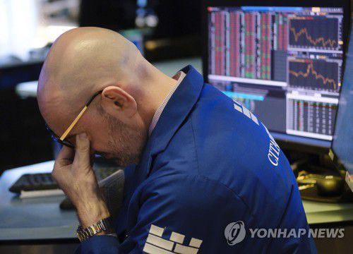 주가 폭락에 괴로워하는 미국 뉴욕증권거래소(NYSE) 트레이더[EPA=연합뉴스 자료 사진]