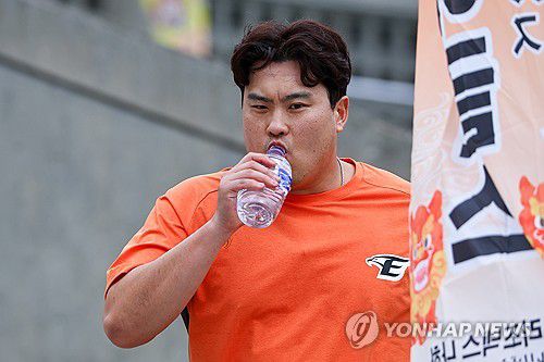 물 마시는 류현진(야에세[일본 오키나와현]=연합뉴스) 서대연 기자 = 한화 이글스와 8년 최대 총액 170억원에 계약한 류현진이 23일 일본 오키나와현 고친다 구장에서 열린 한화 이글스 2차 스프링캠프 훈련에서 불펜피칭을 마치고 물을 마시고 있다. 2024.2.23 dwise@yna.co.kr