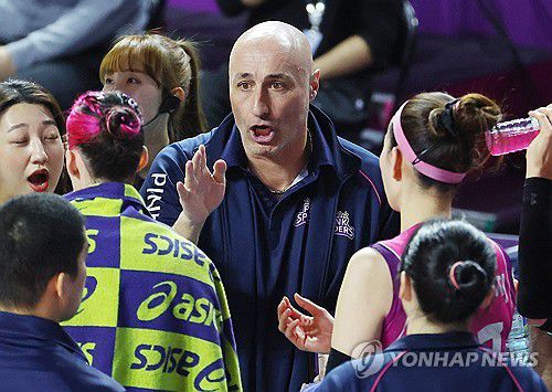 작전 지시하는 아본단자 감독(인천=연합뉴스) 임순석 기자 = 26일 인천 삼산월드체육관에서 열린 프로배구 여자부 플레이오프 3차전 흥국생명과 정관장의 경기. 흥국생명 아본단자 감독이 작전을 지시하고 있다. 2024.3.26 soonseok02@yna.co.kr