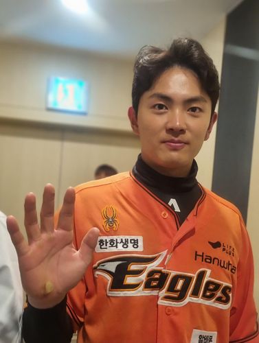 손바닥 보여주는 임종찬(대전=연합뉴스) 김경윤 기자 = 한화 이글스 임종찬이 29일 대전한화생명이글스파크에서 열린 2024 프로야구 kt wiz와 홈 경기에서 끝내기 안타를 친 뒤 기자회견을 마치고 손바닥을 보여주고 있다. 2024.3.29. cycle@yna.co.kr