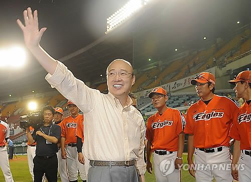 야구장 찾은 김승연 회장(서울=연합뉴스) 신준희 기자 = 한화 김승연 회장이 7일 2011 프로야구 LG와 한화의 경기가 열린 서울 잠실야구장을 찾아 한화 선수들과 팬들에게 인사를 하고 있다. 2011.8.7 hama@yna.co.kr