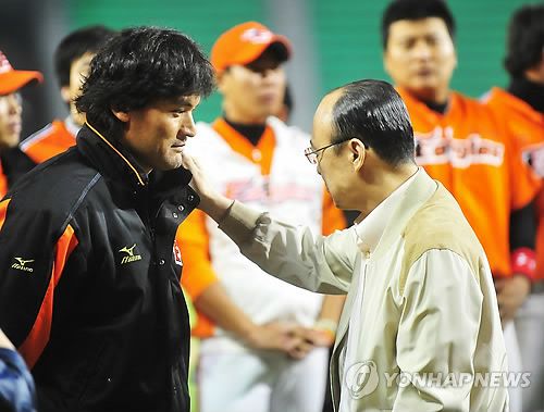 박찬호와 김승연 회장(서울=연합뉴스) 홍기원 기자 = 한화 김승연 회장이 16일 오후 서울 잠실야구장에서 열린 2012 프로야구 한화와 두산의 경기를 관람한 후 박찬호 선수를 격려하고 있다. 2012.5.16 xanadu@yna.co.kr