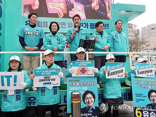 유승희 후보 지지 호소하는 오영환 총괄선대위원장(서울=연합뉴스) 새로운미래 오영환 총괄선대위원장이 29일 서울 성북구 성신여대 앞에서 열린 청년과 함께하는 '6 can do it!' 유세에서 유승희 성북갑 후보 지지를 호소하고 있다. 2024.3.29 [새로운미래 제공. 재판매 및 DB금지] uwg806@yna.co.kr