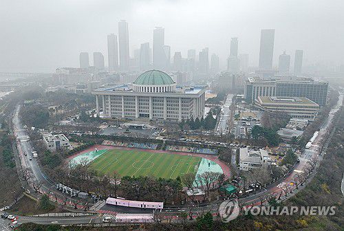 꽃은 안 피고, 황사와 비구름만(서울=연합뉴스) 김도훈 기자 = 29일 여의도봄꽃축제가 개막했지만, 아직 벚꽃이 피지 않은 서울 여의도 국회 일대가 황사와 비구름에 갇혀 있다. 2024.3.29 superdoo82@yna.co.kr