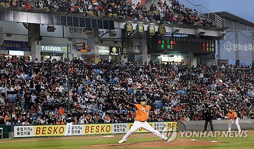 만원 관중 앞 류현진(대전=연합뉴스) 김준범 기자 = 29일 대전 한화생명이글스파크에셔 열린 프로야구 KT 위즈와 한화 이글스의 경기. 2회초 한화 류현진이 만원 관중 앞에서 역투하고 있다. 2024.3.29 psykims@yna.co.kr