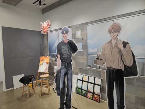 웹툰 '스케치' 등신대 포토존 (서울=연합뉴스) 김경윤 기자 = 29일 서울 마포구 동교동의 비온아넥스 내부에 꾸며진 웹툰 '스케치' 등신대와 화실 포토존. 2024.3.30 heeva@yna.co.kr