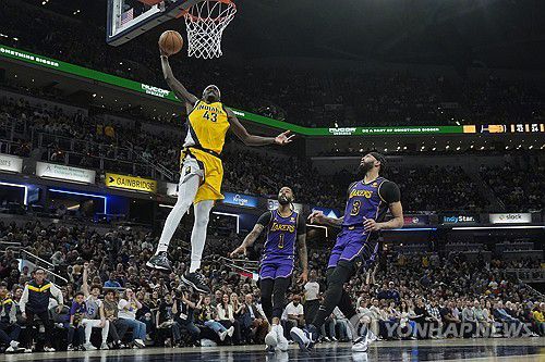 덩크하는 파스칼 시아캄[AP=연합뉴스]