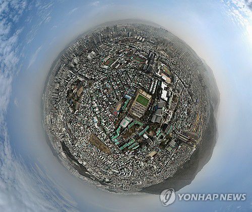 대구 도심 뒤덮은 미세먼지(대구=연합뉴스) 윤관식 기자 = 황사 유입으로 미세먼지가 매우나쁨 수준을 보인 29일 대구 도심이 미세먼지로 인해 뿌옇게 보이고 있다. (사진은 드론으로 구형 파노라마 촬영 후 편집하였음). 2024.3.29 psik@yna.co.kr