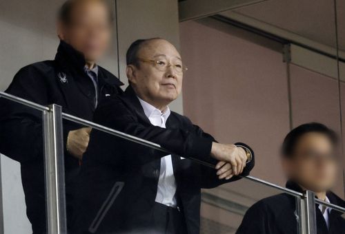 야구장 방문한 김승연 회장(대전=연합뉴스) 김준범 기자 = 김승연 한화그룹 회장이 29일 대전 한화생명이글스파크에서 열린 프로야구 KT 위즈와 한화 이글스의 경기를 지켜보고 있다. 2024.3.29 psykims@yna.co.kr