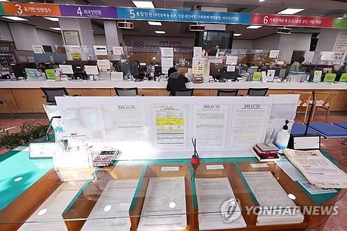 정부, 구비서류 제로화 추진(서울=연합뉴스) 김주성 기자 = 30일 오후 서울 동작구청 민원실에 각종 민원서류 신청양식이 놓여 있다.       이날 행정안전부와 대통령 직속 디지털플랫폼정부위원회는 1천498종의 민원·공공서비스를 관공서 구비서류 없이 신청할 수 있는 '구비서류 제로화' 추진한다고 밝혔다. 2024.1.30     utzza@yna.co.kr (끝)