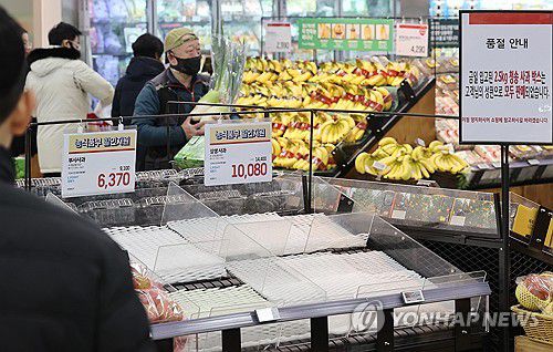 할인 사과 품절(서울=연합뉴스) 이재희 기자 = 21일 서울시는 농산물 고물가로 인한 시민의 장바구니 부담을 덜기 위해 시내 주요 롯데마트와 슈퍼에서 사과와 대파를 시중가보다 저렴한 가격에 판매한다고 밝혔다. 사진은 이날 서울 한 롯데마트의 비어있는 할인 사과 매대. 2024.3.21 scape@yna.co.kr