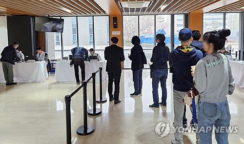 재외국민 투표소에 늘어선 유권자들(베이징=연합뉴스) 정성조 특파원 = 제22대 국회의원선거 재외국민 투표가 시작된 27일 중국 베이징 주중국대사관에서 버스를 타고 온 톈진 교민 등이 신분확인을 위해 줄을 서고 있다. 2024.3.27 xing@yna.co.kr