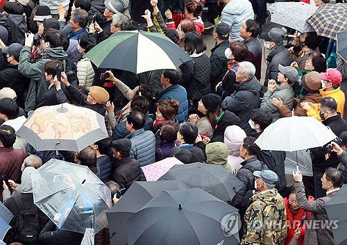 '표심은 어디로'(서울=연합뉴스) 한종찬 기자 = 시민들이 28일 서울 왕십리역 광장에서 국민의힘 한동훈 비상대책위원장의 윤희숙 후보 지지 발언을 듣고 있다. 2024.3.28 saba@yna.co.kr