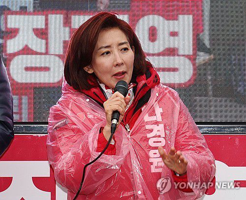 지지 호소하는 나경원 후보(서울=연합뉴스) 한종찬 기자 = 제22대 국회의원선거 서울 동작구을에 출마한 국민의힘 나경원 후보가 29일 오전 서울 동작구 성대시장에서 지지를 호소하고 있다. 2024.3.29 [공동취재] saba@yna.co.kr