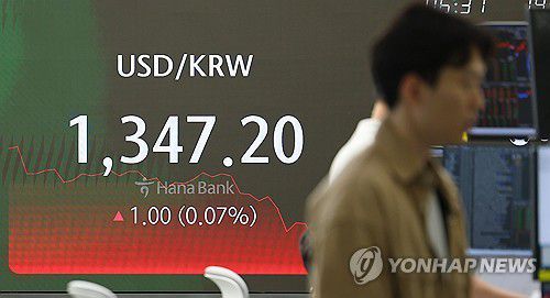 환율 1원 오른 1,347.2원으로 마감(서울=연합뉴스) 김도훈 기자 = 29일 오후 서울 중구 하나은행 본점 딜링룸에 원/달러 환율이 표시돼 있다. 2024.3.29 superdoo82@yna.co.kr