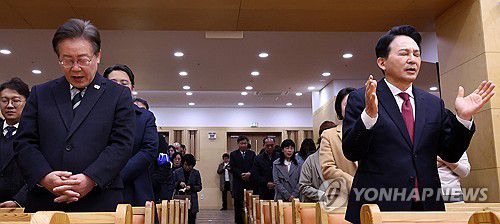 부활절 예배드리는 이재명 대표와 원희룡 후보(인천=연합뉴스) 신준희 기자 = 제22대 총선 인천 계양을에 출마한 더불어민주당 이재명 대표와 국민의힘 원희룡 계양을 후보가 31일 인천 계양구 가나안교회에서 부활절 예배를 드리고 있다. 2024.3.31 [공동취재] hama@yna.co.kr