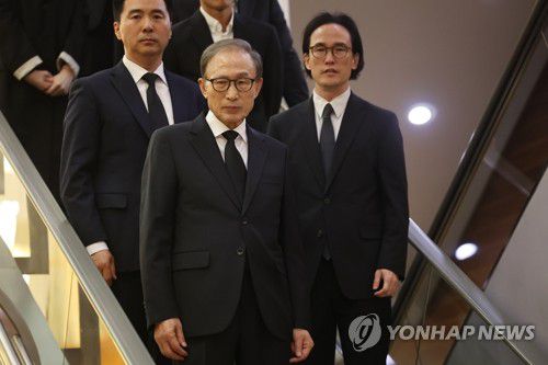 조석래 효성 명예회장 빈소 향하는 이명박 전 대통령(서울=연합뉴스) 서대연 기자 = 이명박 전 대통령이 31일 오후 서울 서대문구 연세대학교 신촌 세브란스병원 장례식장에 마련된 고 조석래 효성그룹 명예회장의 빈소를 조문하고 있다. 2024.3.31 dwise@yna.co.kr