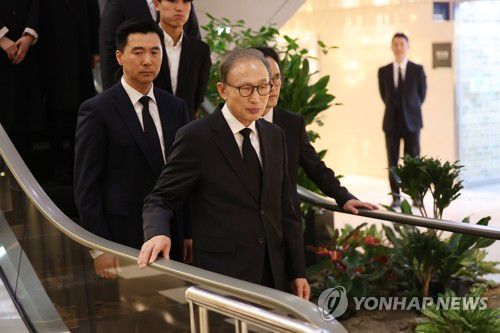 조석래 효성 명예회장 빈소 찾은 이명박 전 대통령(서울=연합뉴스) 서대연 기자 = 이명박 전 대통령이 31일 오후 서울 서대문구 연세대학교 신촌 세브란스병원 장례식장에 마련된 고 조석래 효성그룹 명예회장의 빈소를 조문하고 있다. 2024.3.31 dwise@yna.co.kr