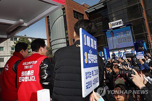 반갑지 않은 조우(인천=연합뉴스) 신준희 기자 = 인천계양을에 출마한 더불어민주당 이재명 대표가 31일 계양구 서운동성당 앞에서 선거 유세를 하던 중 국민의힘 원희룡 후보가 유세차를 타고 지나가고 있다. 2024.3.31 hama@yna.co.kr