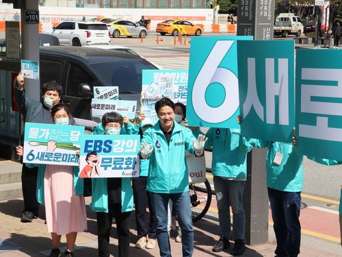 새로운미래 오영환 총괄 선대위원장, 여의도역 선거운동(서울=연합뉴스) 새로운미래 오영환(앞줄 왼쪽에서 세번째) 총괄선대위원장이 1일 서울 영등포구 여의도역 앞에서 선거운동을 하고 있다. 2024.4.1. [새로운미래 제공, 재판매 및 DB 금지]