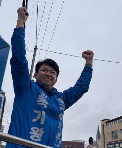 유세하는 복기왕 후보[복기왕 후보 캠프 제공. 재판매 및 DB 금지]