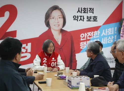 간담회 하는 이수정 후보(수원=연합뉴스) 최종호 기자 = 1일 오전 경기도 수원시 영통구 국민의힘 이수정 후보 캠프 사무실에서 이 후보가 주민들과 대화하고 있다. 2024.4.1