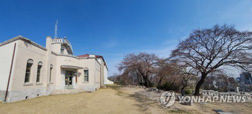 서울기상관측소와 계절관측목서울기상관측소(왼쪽)과 계절관측목(오른쪽). [촬영 이재영]