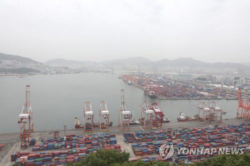 미세먼지로 뿌연 부산항[연합뉴스 자료사진]