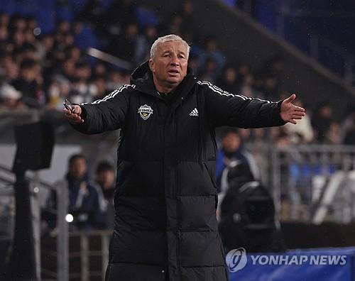 항의하는 페트레스쿠 감독(울산=연합뉴스) 김용태 기자 = 12일 울산 문수축구경기장에서 열린 2023-2024 아시아축구연맹(AFC) 챔피언스리그(ACL) 8강 울산 HD와 전북 현대의 2차전에서 전북 페트레스쿠 감독이 심판 판정에 항의하고 있다. 2024.3.12 yongtae@yna.co.kr