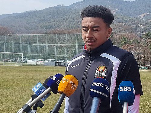 분발 다짐한 FC서울 린가드(구리=연합뉴스) 이의진 기자 = 프로축구 K리그1 사상 '역대 최고 경력의 외국인 선수' 제시 린가드(서울)는 '시간이 필요하다'면서도 분발을 다짐했다.     린가드는 23일 경기 구리 GS 챔피언스파크의 구단 훈련장에서 취재진과 만나 "다들 알다시피 난 거의 1년가량 공식전을 뛰지 못한 상태였기 때문에 아직 시간이 필요한 건 사실"이라고 말했다. 사진은 이날 인터뷰하는 린가드. 2024.3.23 pual07@yna.co.kr