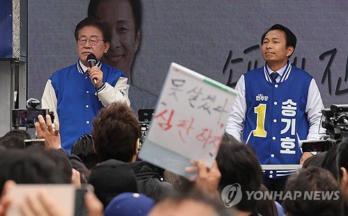 송파구 찾은 이재명 대표(서울=연합뉴스) 한상균 기자 = 더불어민주당 이재명 대표가 30일 송파구 석촌호수에서 송기호 후보 지원 유세를 하고 있다. 2024.3.30 xyz@yna.co.kr