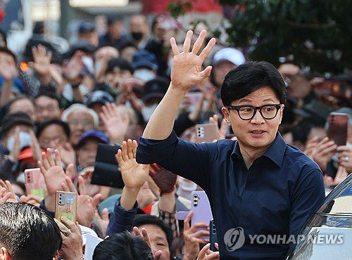 인사하는 한동훈 비대위원장(부산=연합뉴스) 한종찬 기자 = 국민의힘 한동훈 비상대책위원장 겸 총괄 선거대책위원장이 1일 부산 연제구 연산역 앞에서 김희정(부산 연제구) 후보의 지지 유세를 하기 위해 이동하며 인사하고 있다. 2024.4.1 saba@yna.co.kr