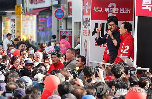부산 북구 지원 나선 한동훈 비대위원장(부산=연합뉴스) 한종찬 기자 = 국민의힘 한동훈 비상대책위원장 겸 총괄 선거대책위원장이 1일 부산 북구 덕천우리약국 앞에서 서병수(부산 북구갑) 후보, 박성훈(부산 북구을)의 지지를 호소하고 있다. 2024.4.1 saba@yna.co.kr