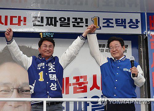 영종하늘도시 찾은 이재명 대표(인천=연합뉴스) 신준희 기자 = 더불어민주당 이재명 대표가 1일 인천 중구 영종하늘도시 별빛광장에서 조택상 후보 지원유세를 하고 있다. 2024.4.1 hama@yna.co.kr