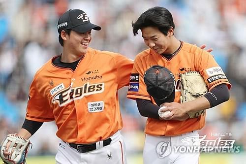 신인 황준서(오른쪽)를 격려하는 노시환[한화 이글스 제공. 재판매 및 DB 금지]