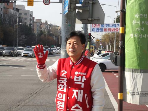 선거운동 하는 국민의힘 박재순 후보(수원=연합뉴스) 최종호 기자 = 2일 오전 경기도 수원시 권선구 권선동 권곡사거리에서 수원시무 국민의힘 박재순 후보가 출근 인사를 하고 있다. 2024.4.2