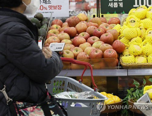 세계 1위 한국 사과값 앞에서...(서울=연합뉴스) 최재구 기자 = 31일 서울 시내 한 대형마트에서 한 시민이 사과 매대 앞을 지나치고 있다. 국가·도시별 통계 비교 사이트 넘베오(NUMBEO) 조사에 따르면, 지난 26일 기준 사과 1㎏의 가격은 한국이 6.82 달러(약 9124원)로 1위를 기록했다.   2024.3.31 jjaeck9@yna.co.kr