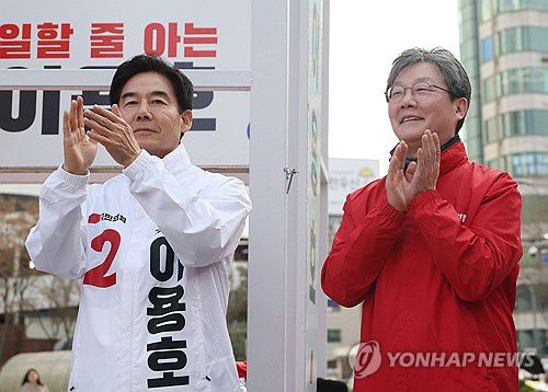 선거유세 지원 나선 유승민(서울=연합뉴스) 신준희 기자 = 국민의힘 유승민 전 의원(오른쪽)이 31일 신촌 유플렉스 앞에서 이용호 후보 지원 유세를 하고 있다. 2024.3.31 hama@yna.co.kr